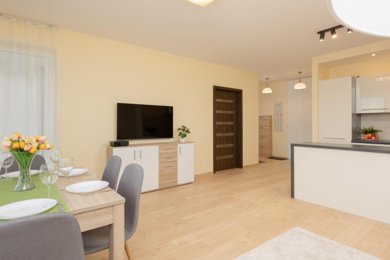 Praga Family Apartment With Parking By Noclegi Renters Варшава Экстерьер фото
