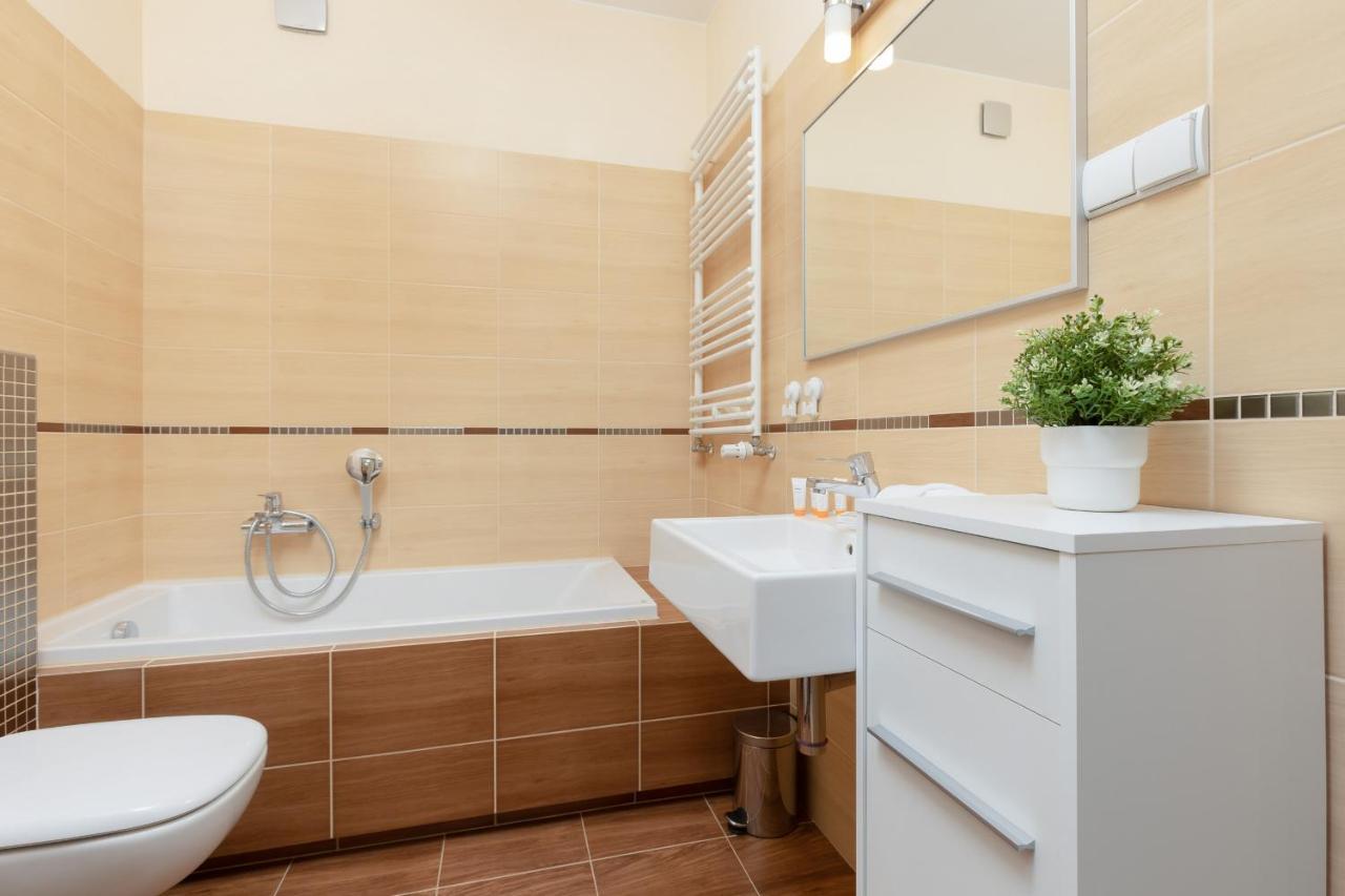 Praga Family Apartment With Parking By Noclegi Renters Варшава Экстерьер фото